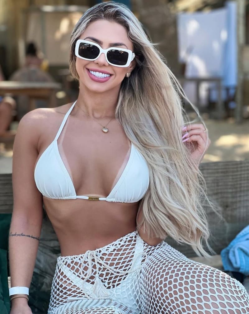 Nohha in witte bikini