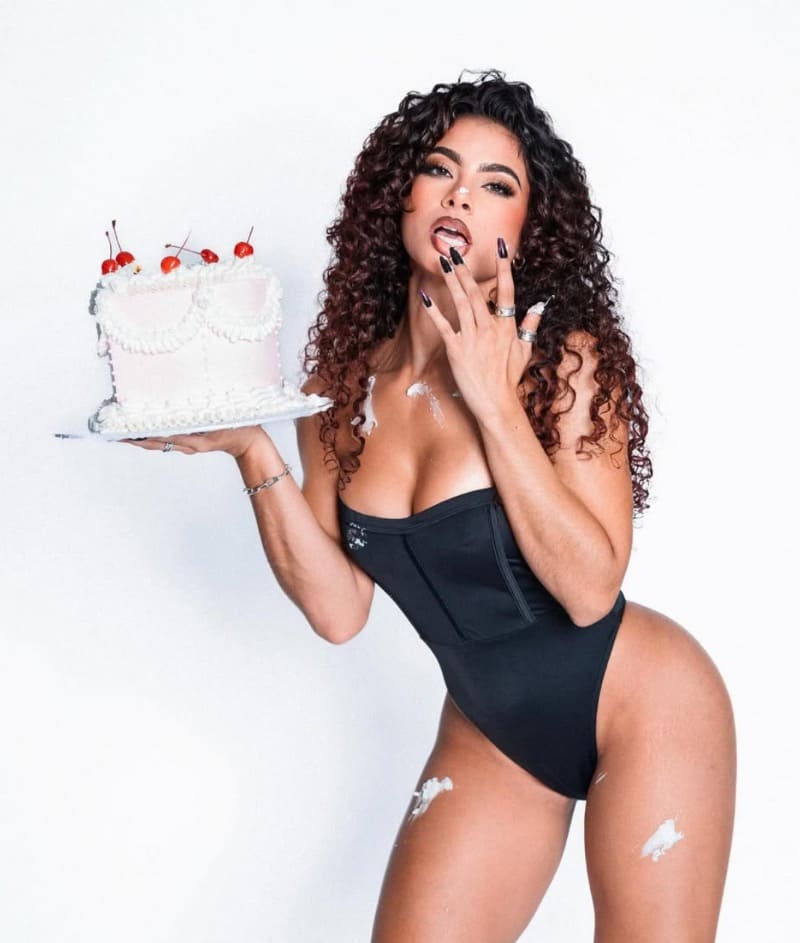 Sexy dame eet cake in zwart sexy pakje