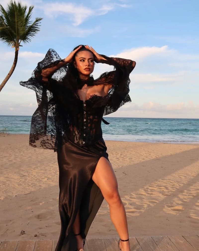 Nia in zwarte jurk op strand