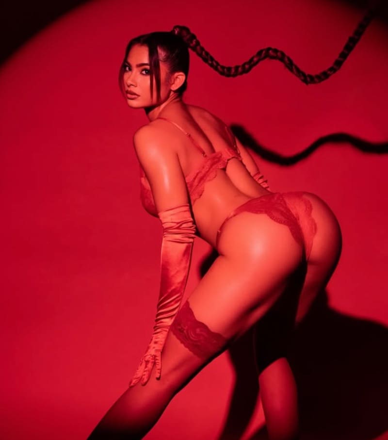 Babe met perfecte bolle billen in rood