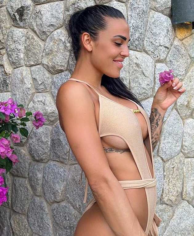 Elena Miras von der Seite mit Brüsten
