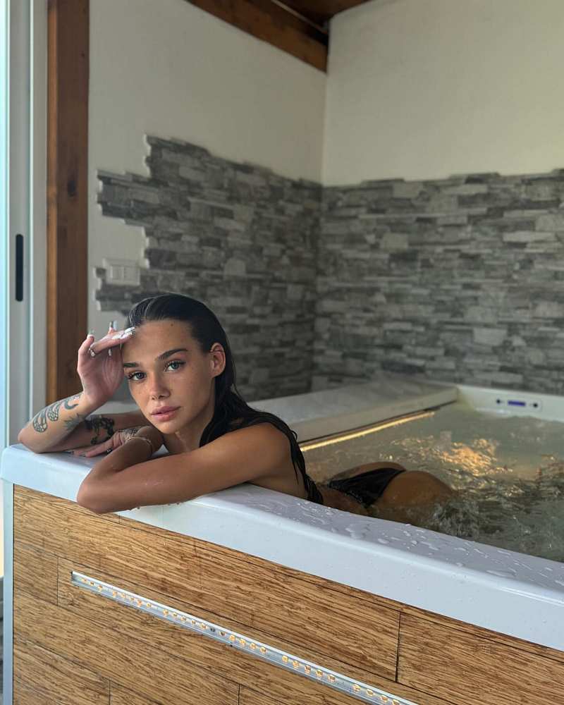 Elisa Vimercati fast nackt im Whirlpool