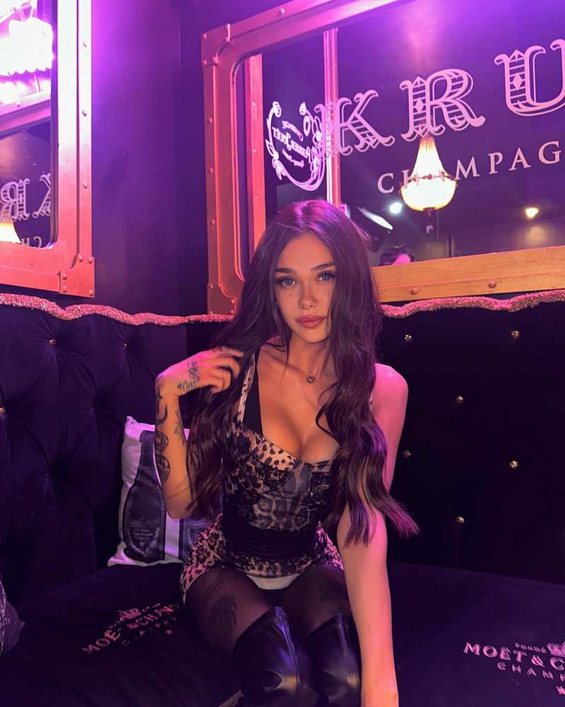 Elisa Vimercati heiß angezogen im Club