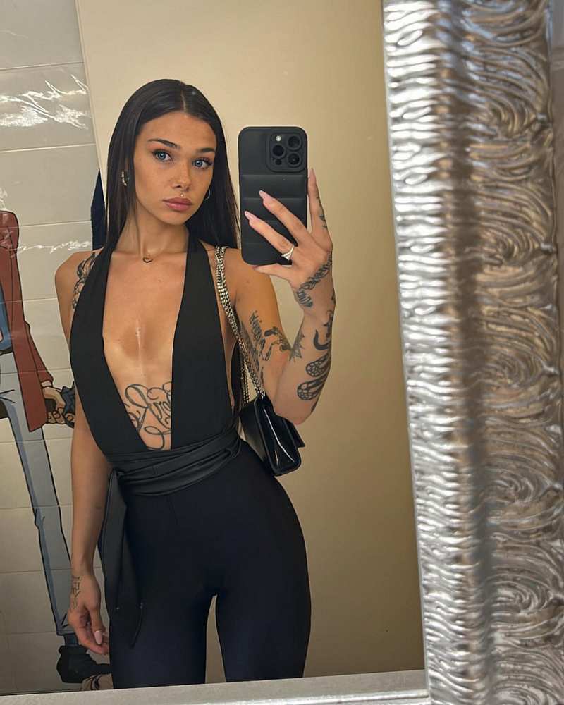 Elisa Vimercati macht ein Foto ihrer Oberweite