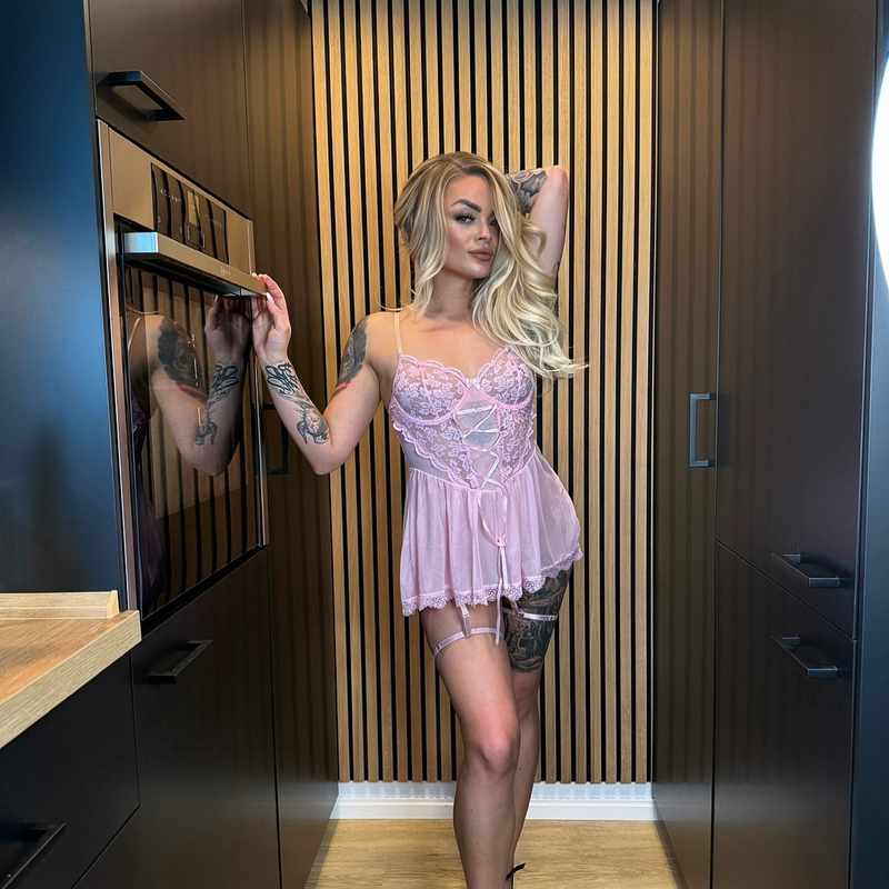 Eva Dolassek in sexy Négligée