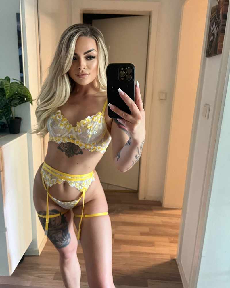 Eva Dolassek in heißer Unterwäsche