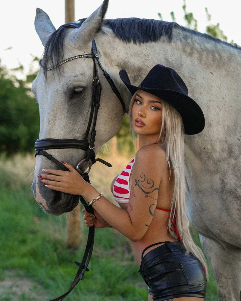 Gwendolyn Celine liebt Pferde im Bikini