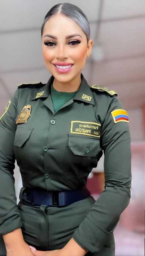 Alexa Narvaez in Uniform heiß