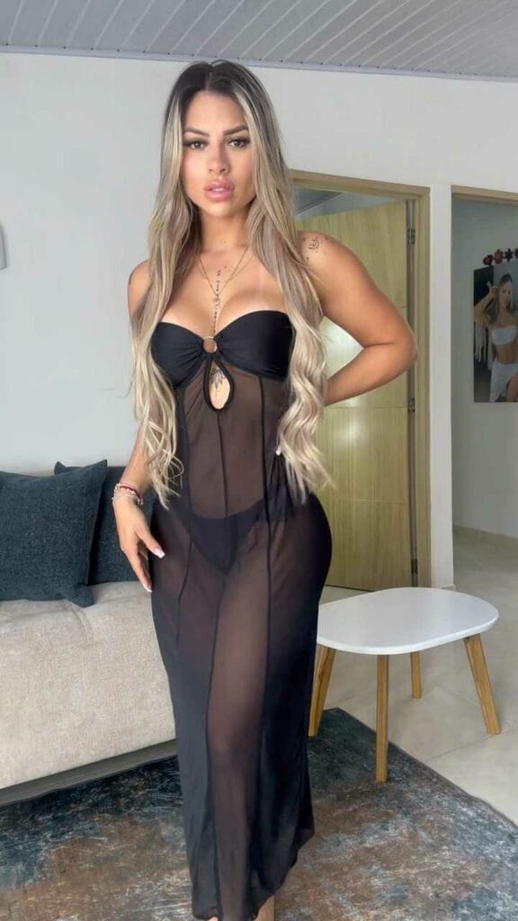 Alexaaa Narvaez in heißem Abendkleid