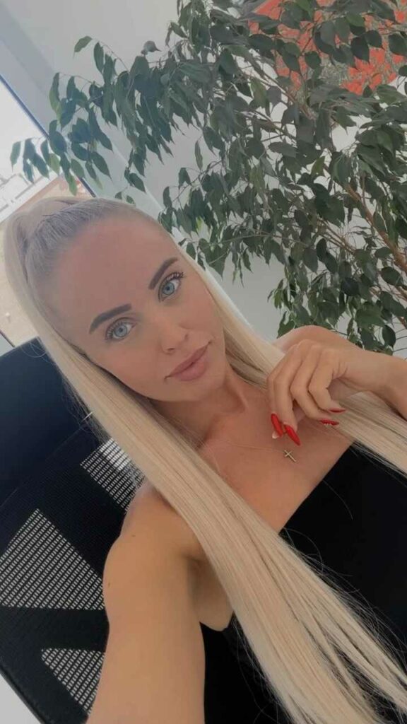 Amber Vogt schaut sexy in die Kamera