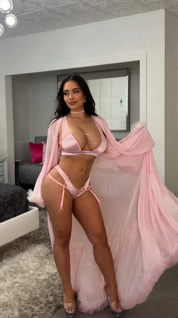 Andrea Bergeron erwartet euch mit Negligee im Schlafzimmer