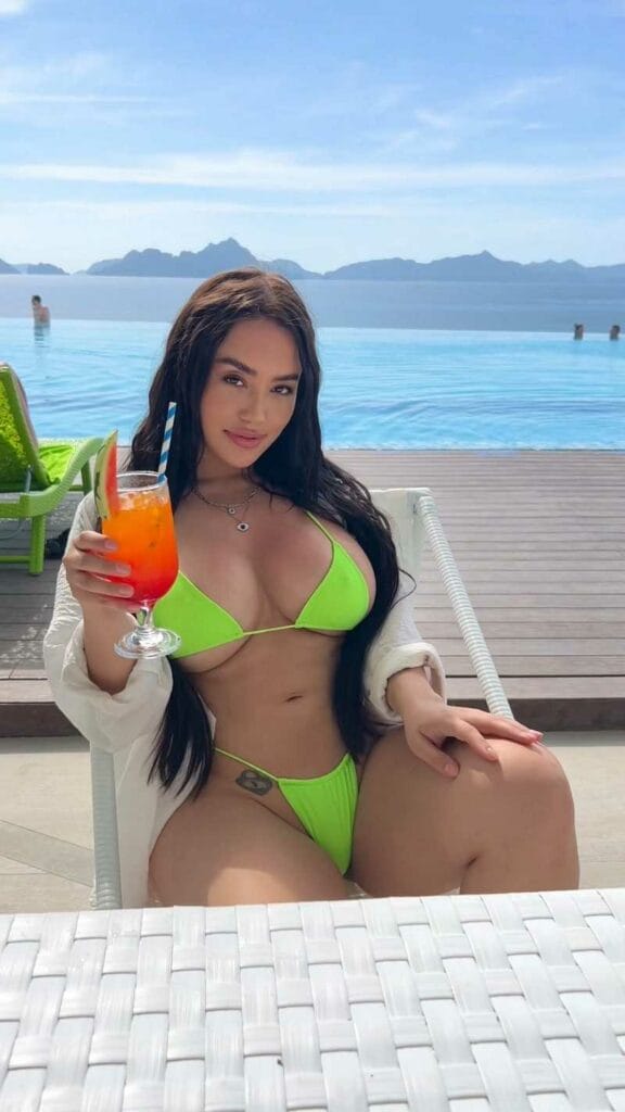 Andrea Bergeron im knappen Bikini Beine breit