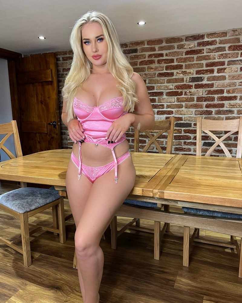 April Mae in pinken Dessous - heiß