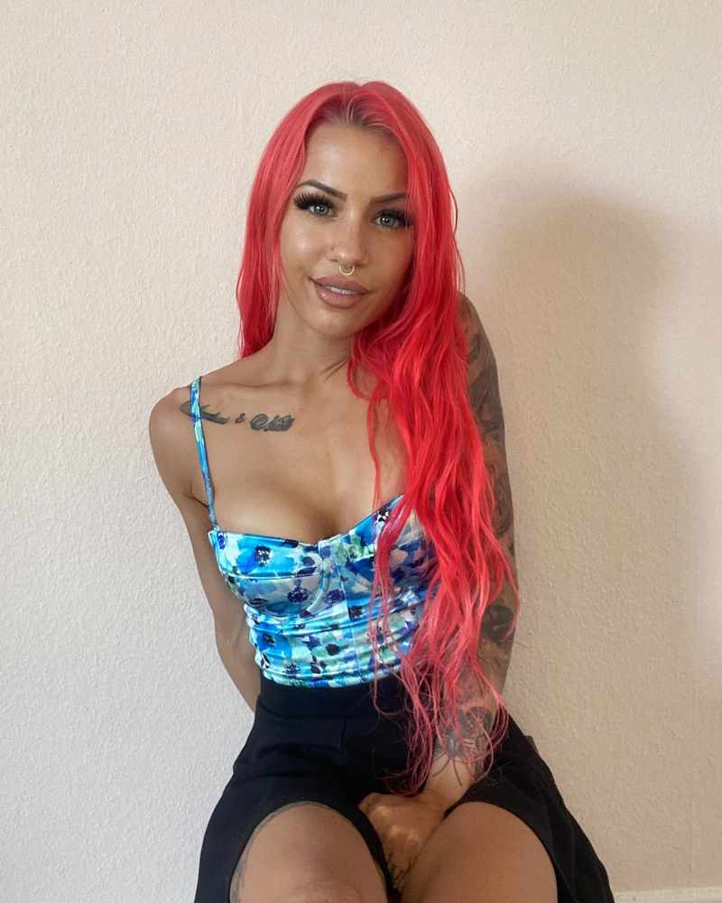 Cutie Beastly zeigt Brüste mit sexy roten Haaren