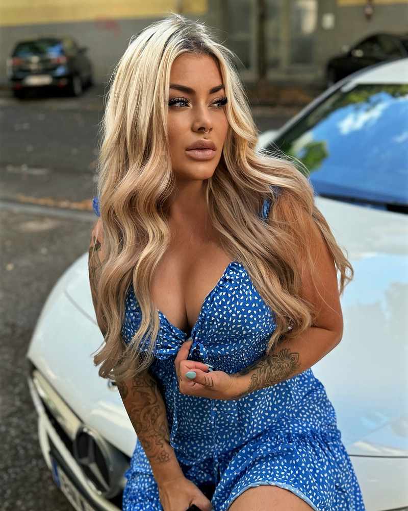 Denise im attraktiven Sommerkleid