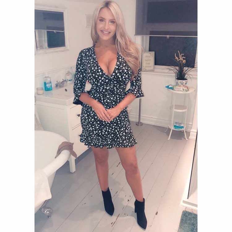 Emma Jones im Sommeroutfit sexy