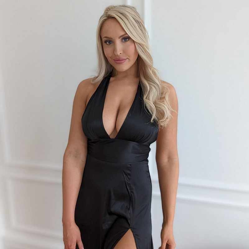 Emma Jones im schwarzen Abendkleid sehr sexy