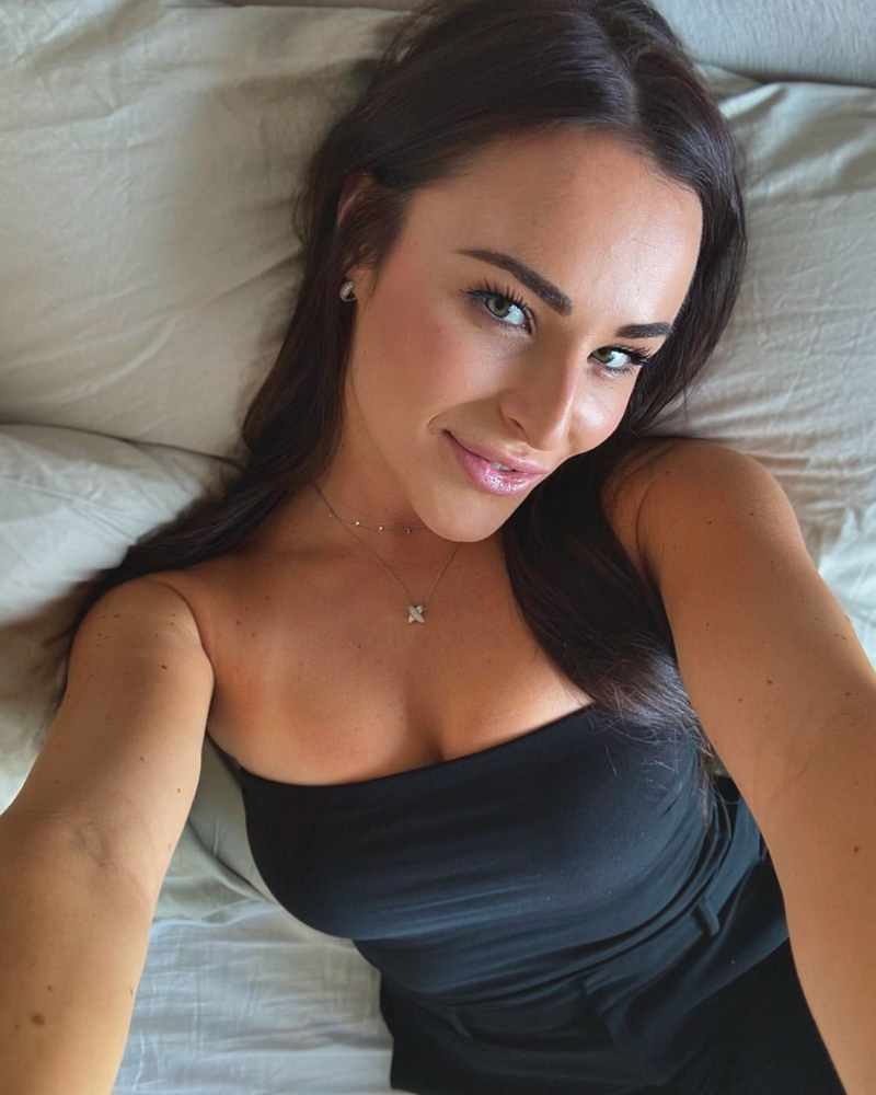Jane Valkering liegt im Bett Selfie