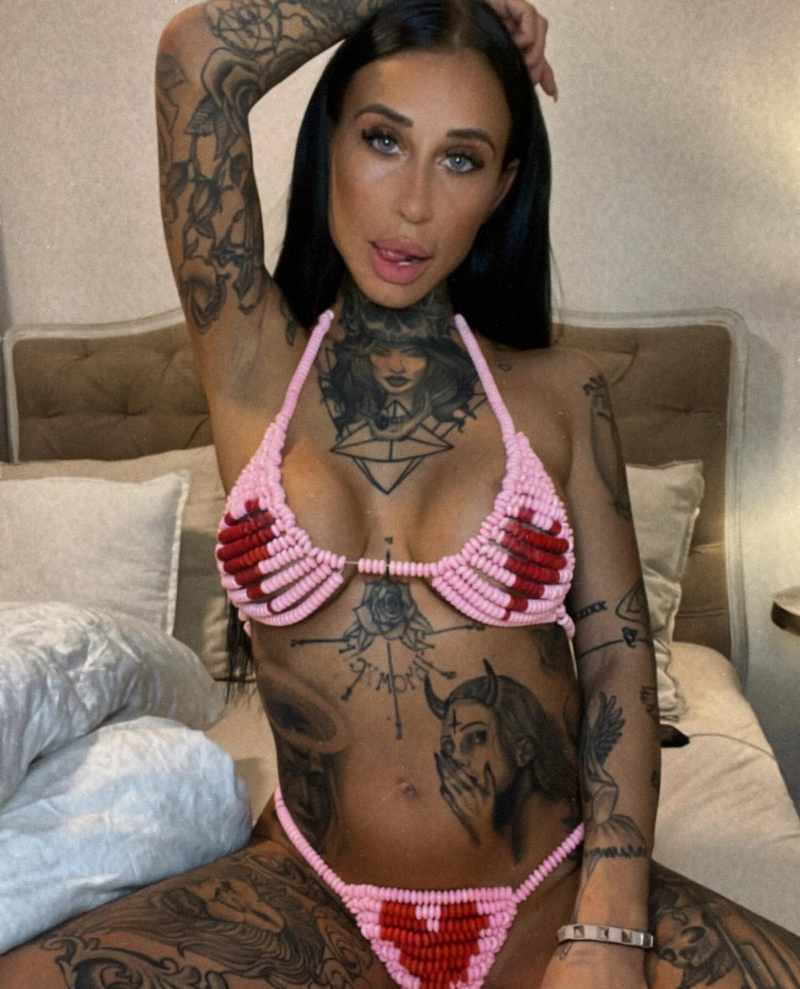 Janell Ink im sexy Liebesbikini