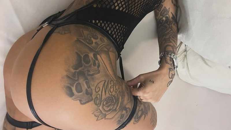 Janell Ink zeigt ihren megaheißen Po