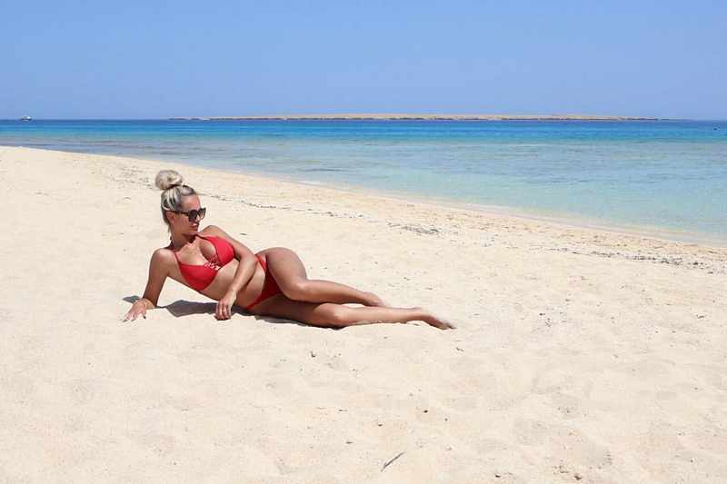 Lina Rosee am Strand mit wenig an