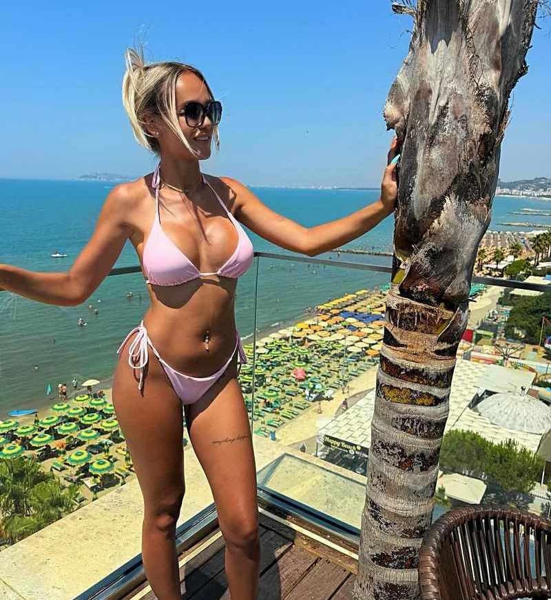 Lina Rosee im heißen Bikini