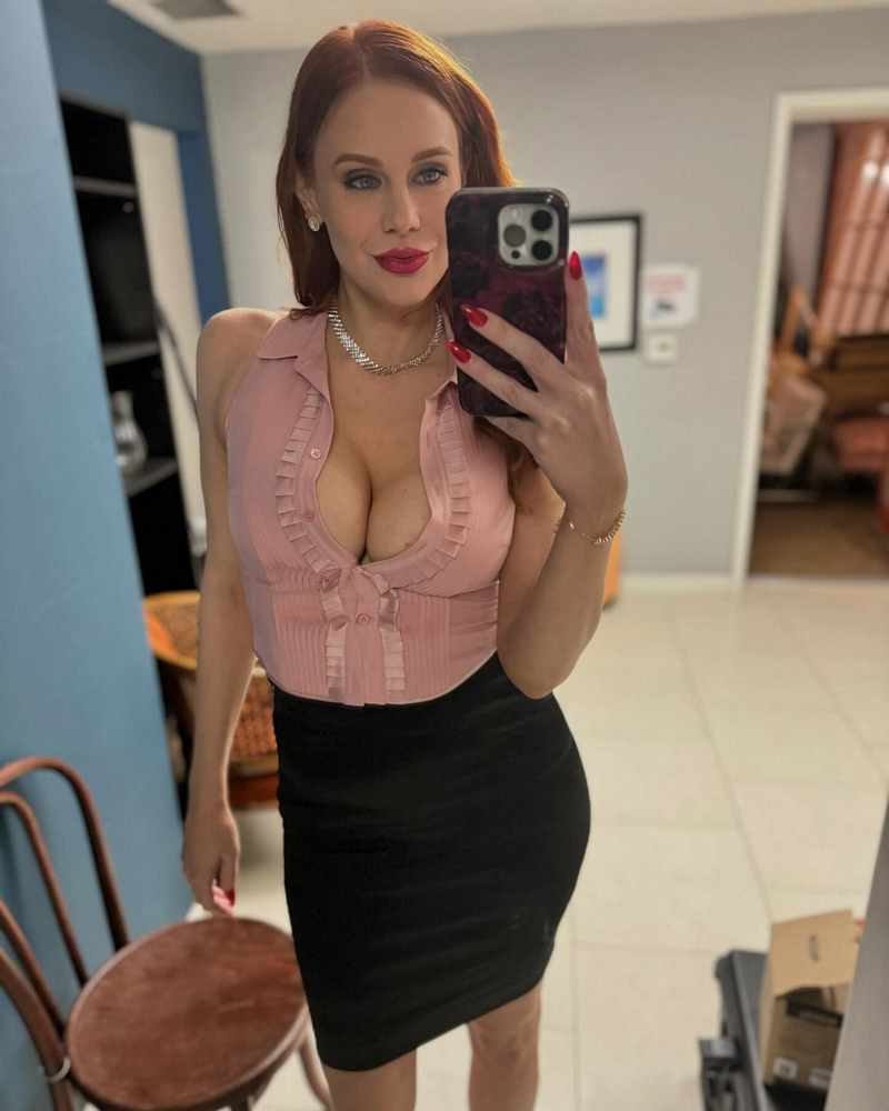 Maitland Ward als heiße Milf mit offener Bluse