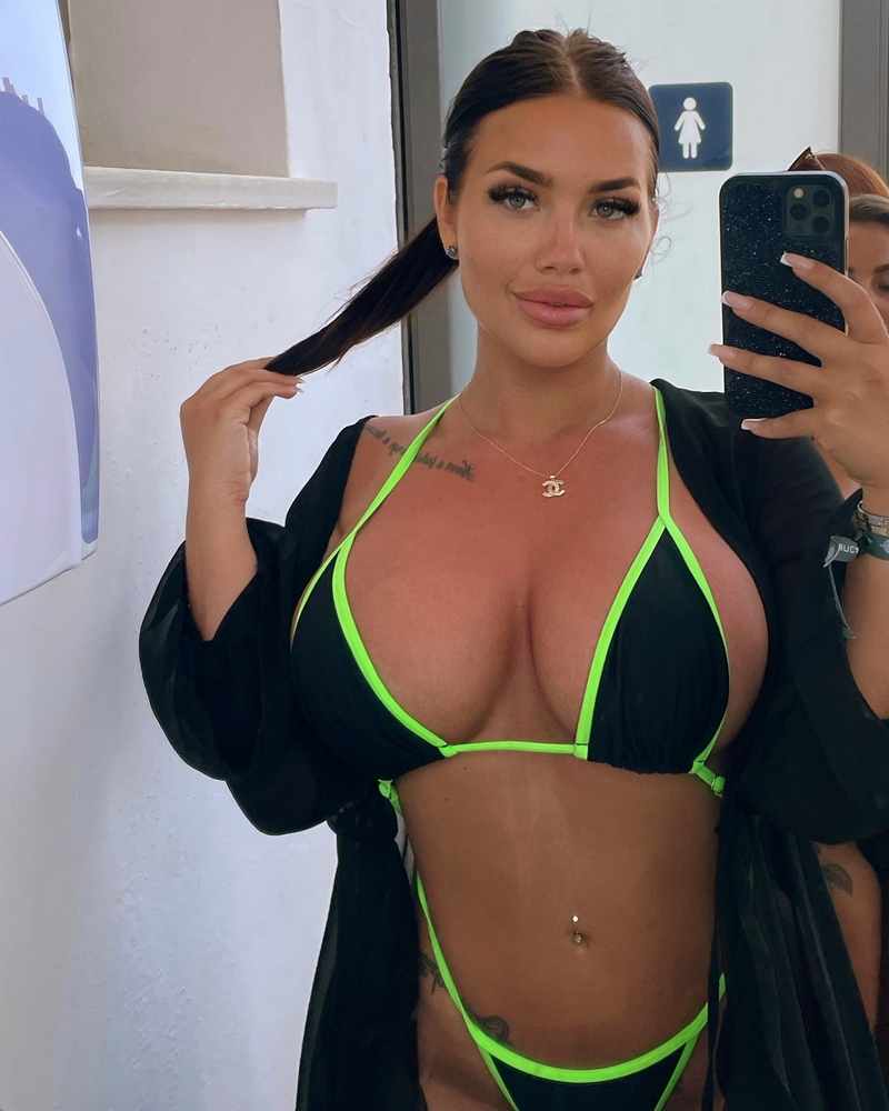 Nikki Ocean Selfie mit Pferdeschwanz