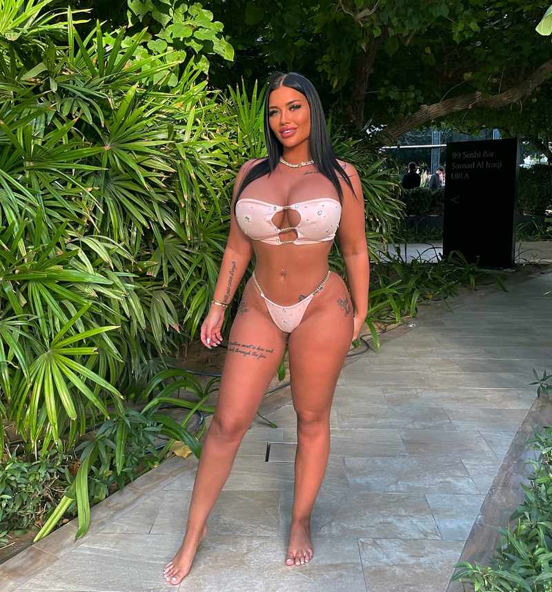 Nikki Ocean im Bikini sexy Pose
