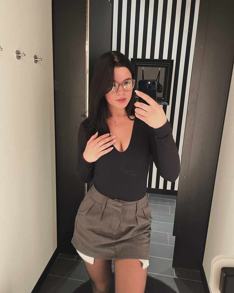 Roxi Black als heiße Seketärin