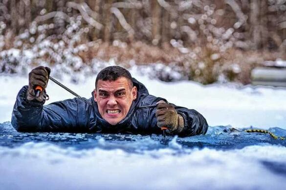 SurvivalMattin steckt im Eissee fest