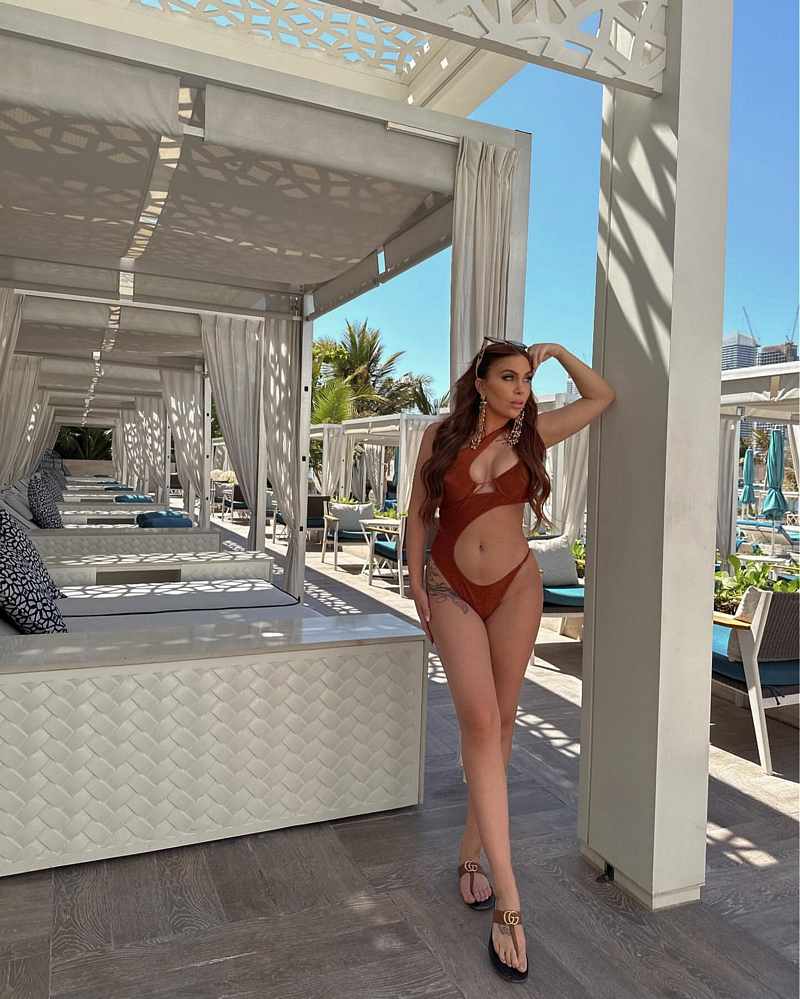 Tara Tabitha hat sexy, lange Beine