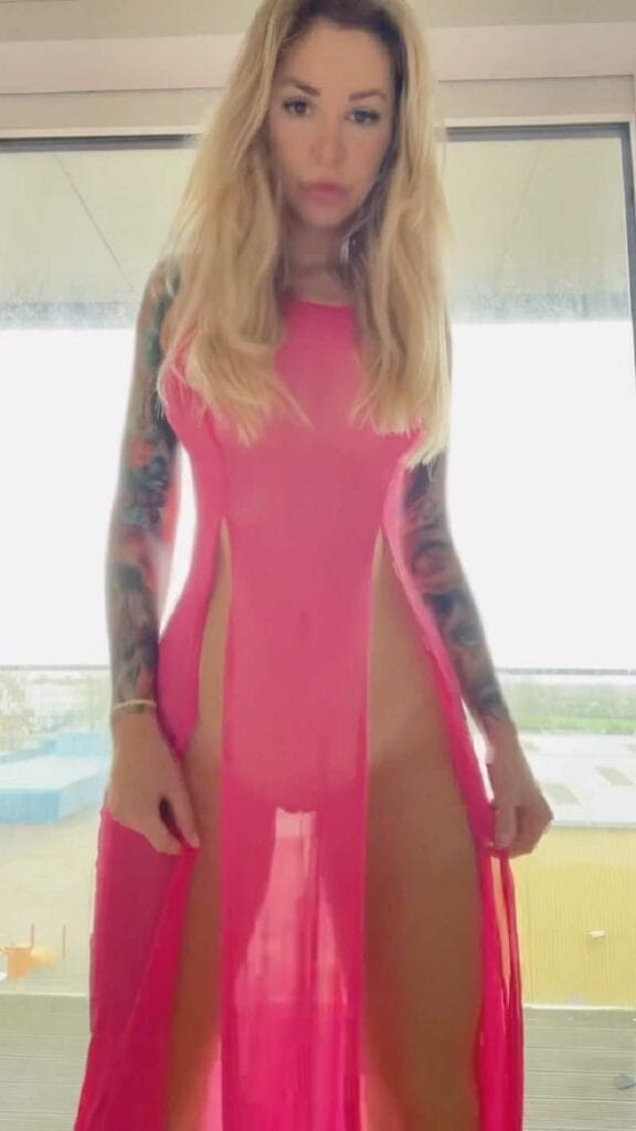 Tina Kiss gewährt Blick zwischen die Beine