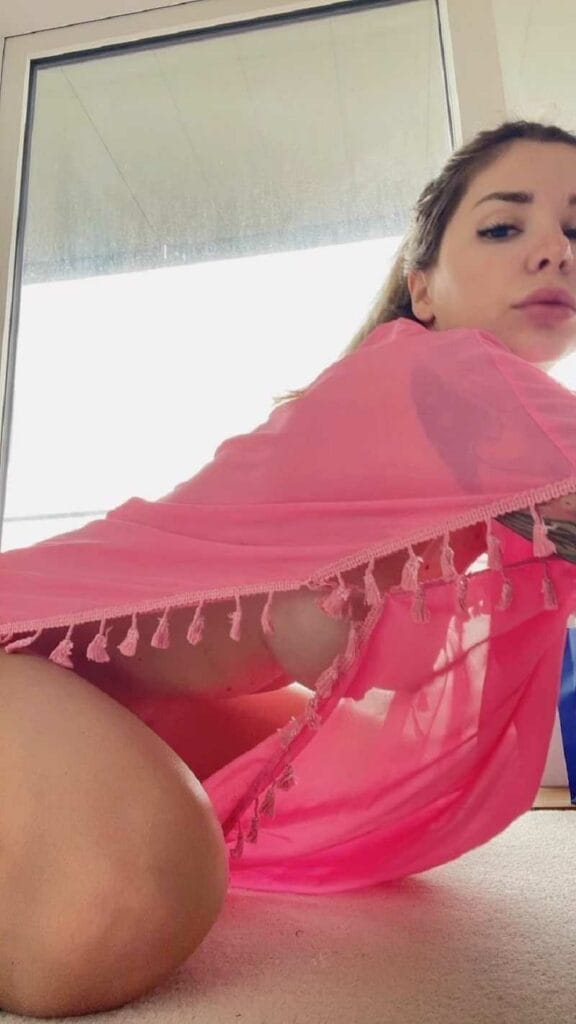 Tina Kiss präsentiert ihre Nippel