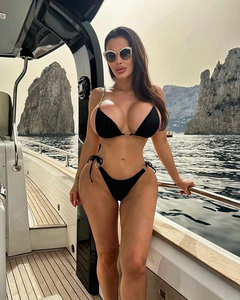 Aletta Ocean hat einen engen schwarzen Bikini an