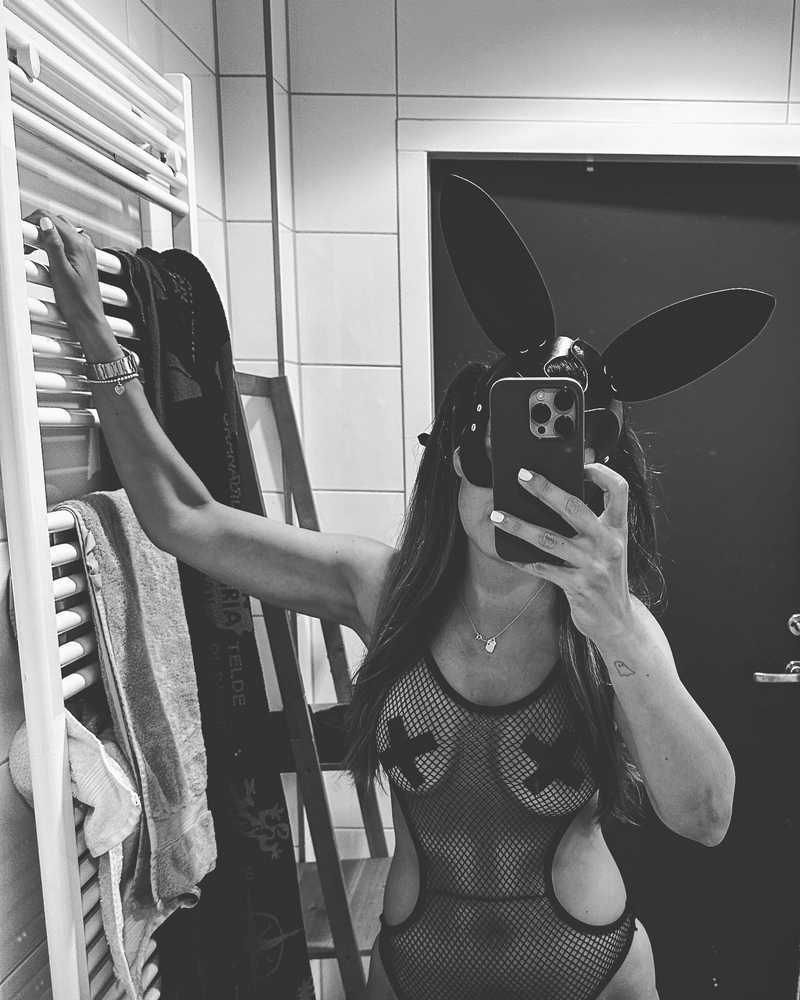 Alexandra Ianculescu im Kinky-Outfit