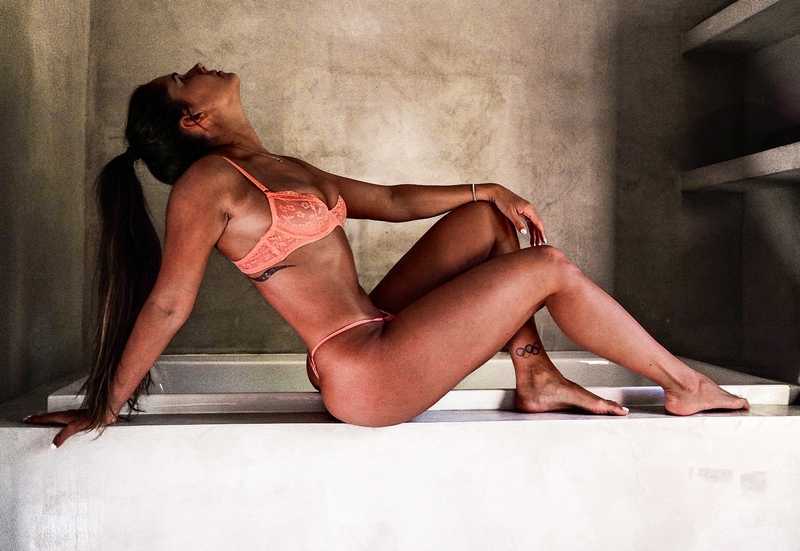 Alexandra Ianculescu in sexy Unterwäsche