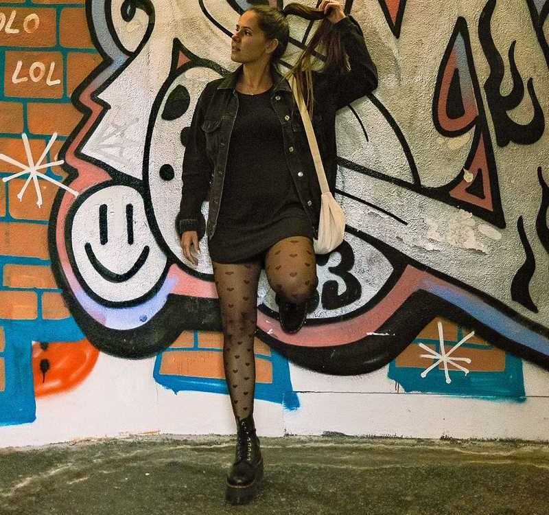 Alexandra Ianculescu sexy an der Wand
