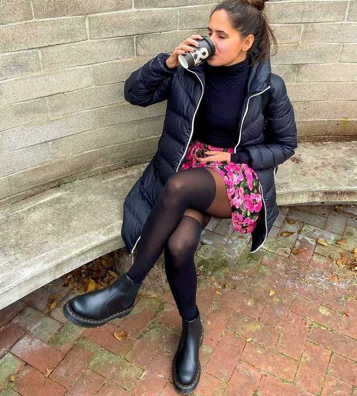 Alexandra Ianculescu zeigt Bein im legeren Outfit
