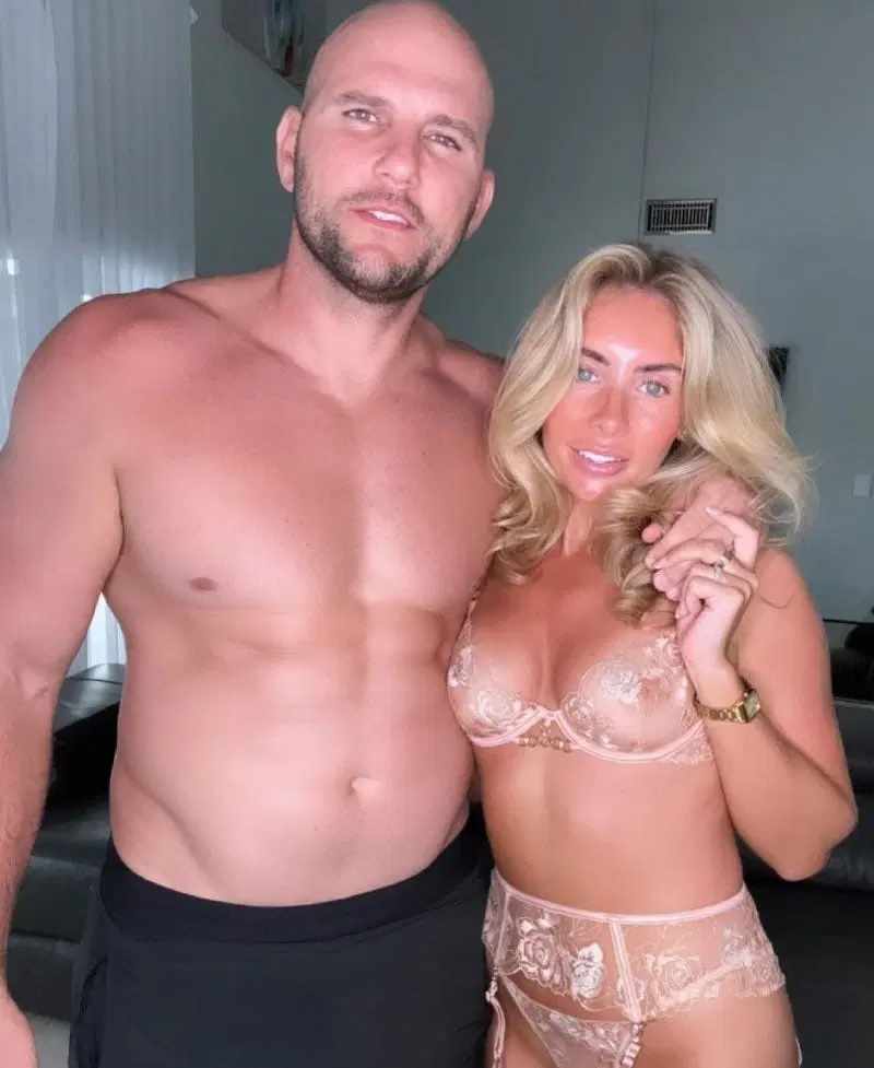 Bonnie Blue in Dessous beim Pornodreh
