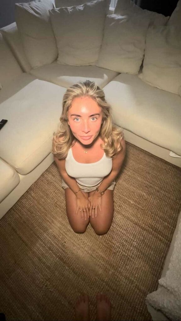 Bonnie Blue knie vor euch und kann es kaum erwarten