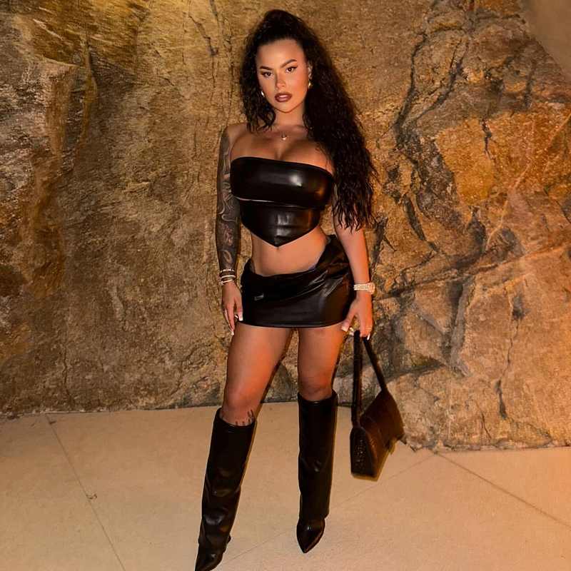 Casey Saron im hotten Club-Outfit