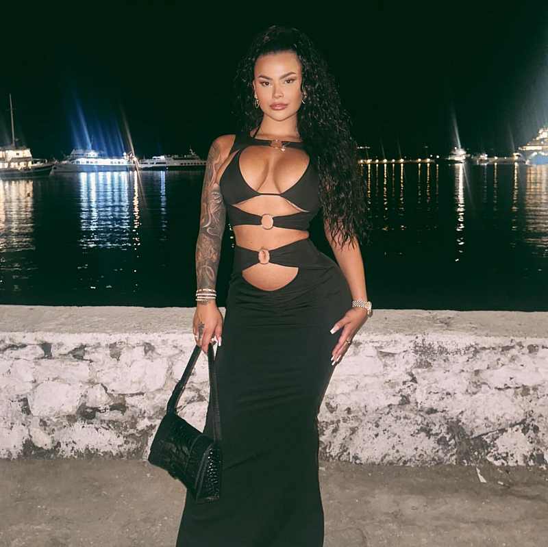 Casey Saron in einem sexy Kleid