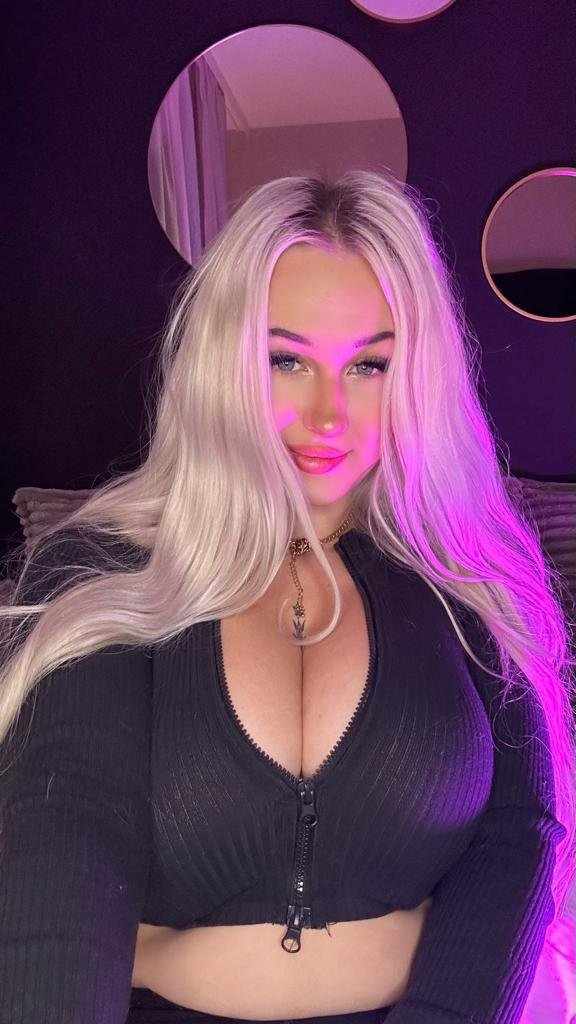 Celine Schneider als blonder Leckerbissen