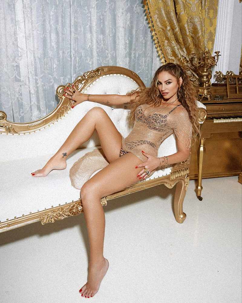 Drea de Matteo auf der Couch und zeigt Bein