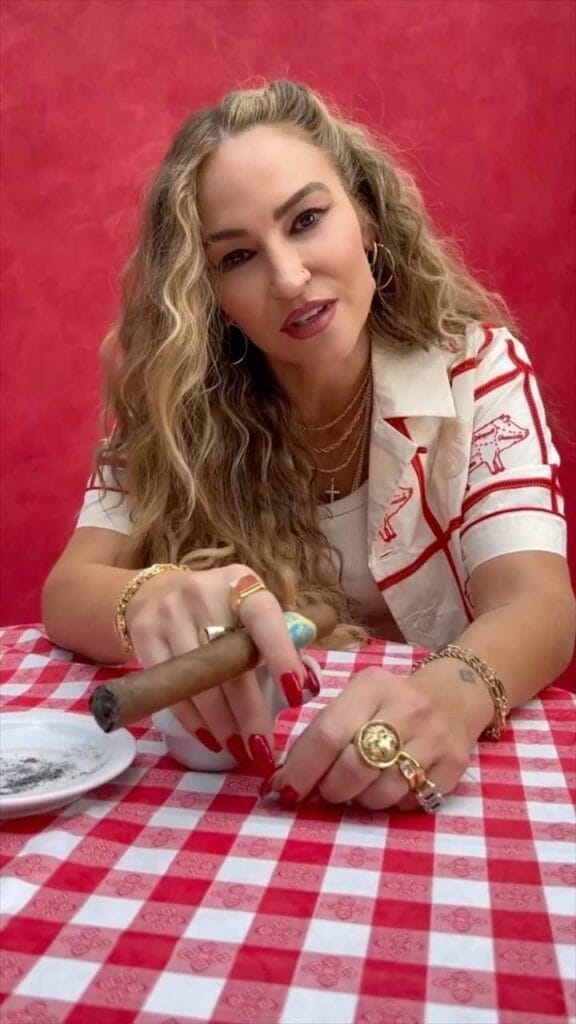 Drea de Matteo mit Zigarre - sexy Frau