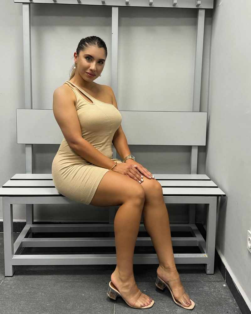 Elif Karaarslan im sexy Abendkleid
