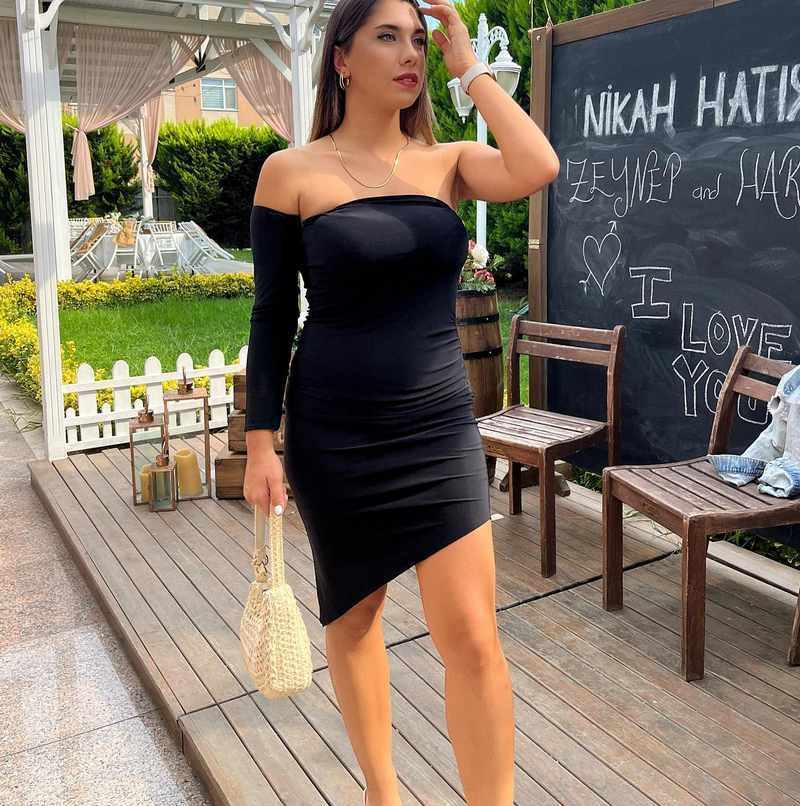 Elif Karaarslan im sexy schwarzen Kleid