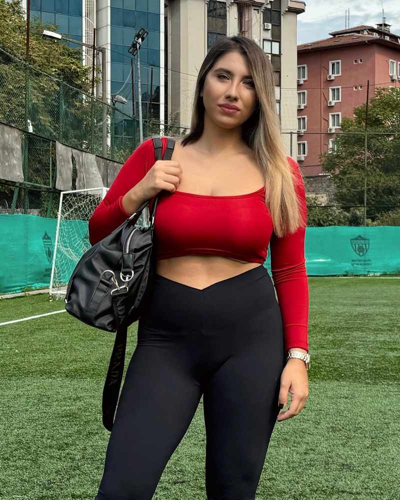 Elif Karaarslan im sportlich, knappen Outfit