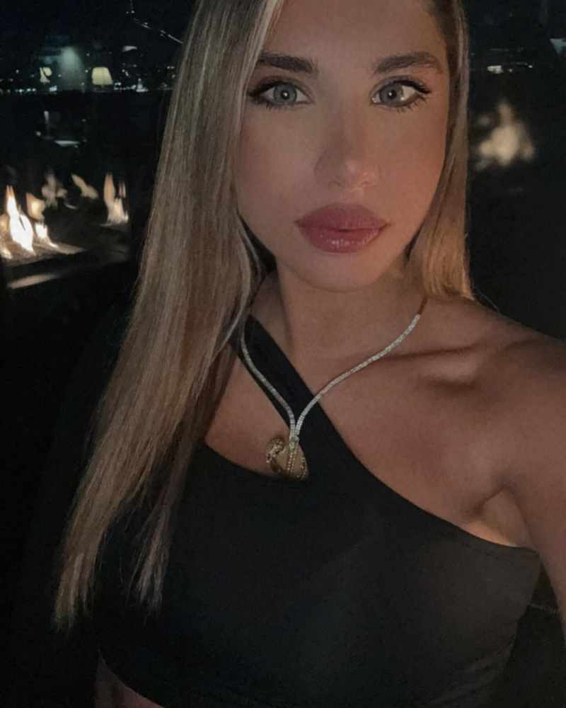 Elif Karaarslan geschminkt und sexy